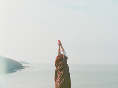 Es un estado de gozo, disfrute y alegría de ser lo que somos por el simple hecho de existir