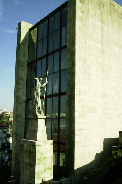 Porto. Fachada da Casa dos Vinte e Quatro