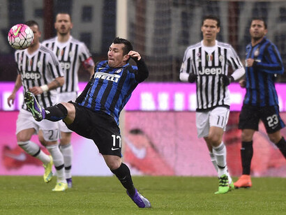 Medel rinvia un pallone dopo un calcio d'angolo