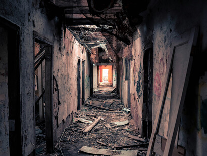 Couloir d’un monde oublié, vestige d’une cité abandonnée où résonnent encore les échos d’un passé brisé