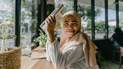 Aluna de país do oriente médio lê livro da autora Malala Yousafzai em projeto literário na escola