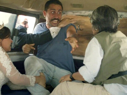 Vahid Mobasseri, Majid Panahi, Mariam Afshari, Mohamad Ali Elyasmehr, Hadis Pakbaten in una scena del film “Un semplice incidente”, diretto da Jafar Panahi