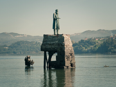 Estatua del capitán Nemo, personaje de Julio Verne, en la playa de Cesantes, Vigo, España 