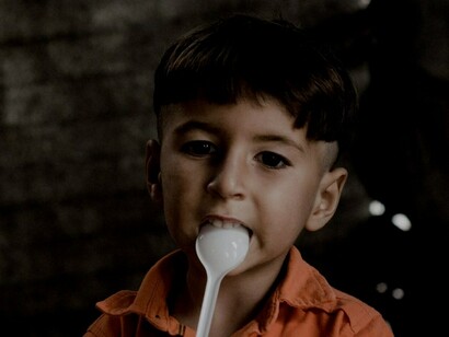 Un niño sirio en un campo de refugiados