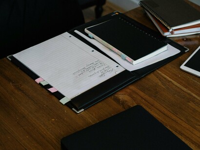 Para tanto, é usualmente recomendado iniciar o processo de planejamento por meio de uma avaliação diagnóstica. Esta visa identificar o nível de conhecimento prévio de cada estudante sobre o conteúdo a ser apresentado, sem objetivar classificar o desempenho dos estudantes. Tal identificação é de suma importância para o planejamento docente, dado que os educandos não são “tábuas-rasas” que chegam às escolas sem conhecimentos. Ao contrário, sabe-se que os estudantes, atualmente, são expostos à inúmeros estímulos, como programas educativos, sites educacionais, livros e outros tantos materiais de divulgação de conhecimento, pelos quais foram construindo certos saberes e adquirindo conhecimentos ao longo de suas vidas