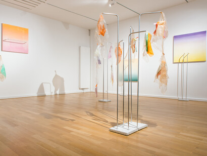 Triple Expansion Elena Bajo - Jane Benson - Sol LeWitt, installation view, courtesy Priska Pasquer, Cologne
