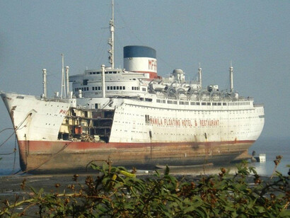L'Augustus in demolizione sulla spiaggia di Alang, 2012