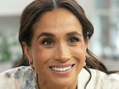 Meghan Markle em cena de sua série. Assisti a série Com Amor, Meghan; disponível na Netflix e gravado na cidade de Montecido, na Califórnia, este conceito está implícito e fica fácil identificar esta habilidade em tudo o que a duquesa de Sussex Meghan Markle prepara e entrega aos seus hóspedes, com muito carinho e bom gosto, algumas experiências que encontramos em hotéis e spas, são entregues de um jeito muito tranquilo, a cada episódio, pela anfitriã


