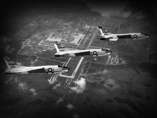 Tres aviones de la Marina americana surcando el cielo