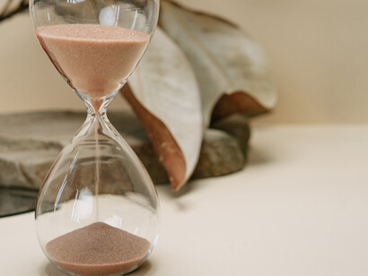 Clessidra, scorrere del tempo. Da alcuni millenni la natura del tempo resiste alla nostra comprensione. Il che non ci vieta di apprezzarne l’enigmatico valore