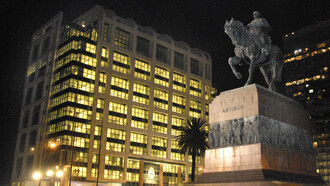 Torre Ejecutiva por la noche, actual sede del Poder Ejecutivo y de la Presidencia, Montevideo, Uruguay