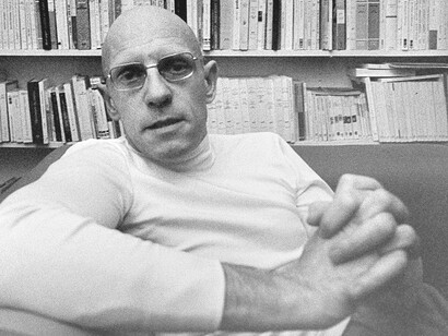 Michel Foucault, conocido principalmente por sus estudios críticos de las instituciones sociales, en ulteriores trabajos desarrolló conceptos como biopoder y biopolítica