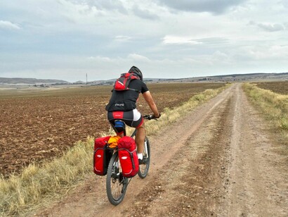 Un ciclista recorriendo uno de los tramos del Camino del Cid