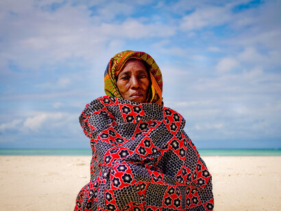 Une femme âgée dans la plage de Nosy Be