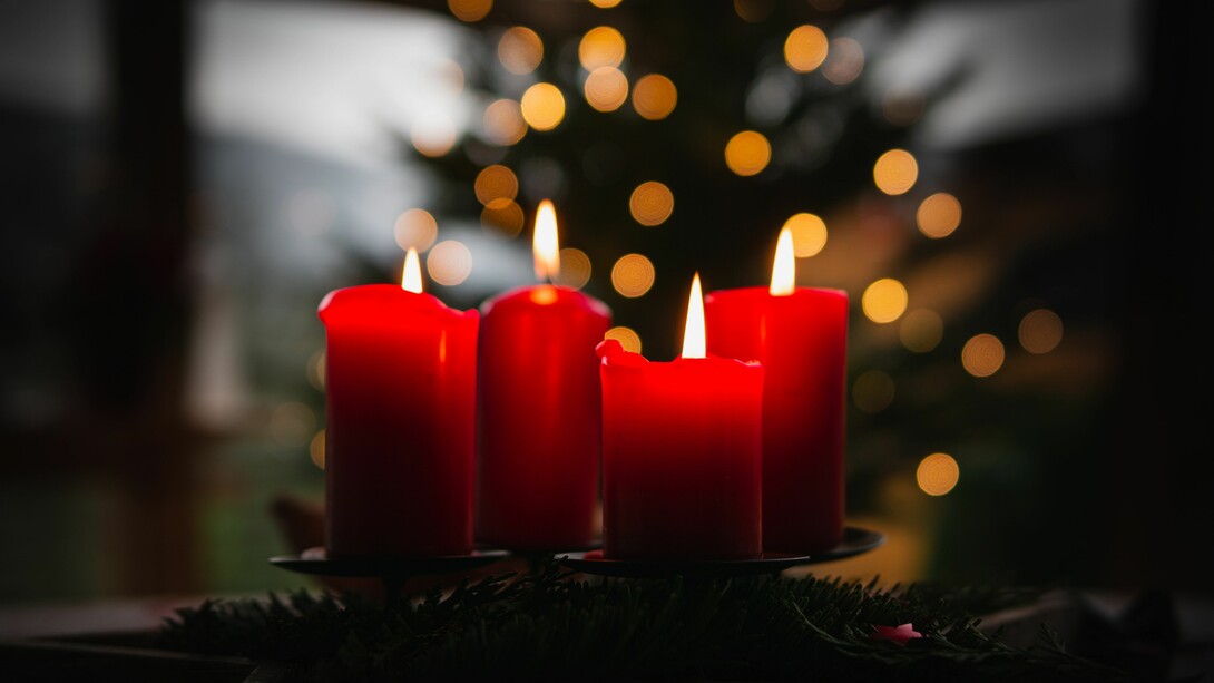 Durante l'Avvento, le chiese e le case vengono addobbate con decorazioni simboliche, come la corona dell'Avvento con quattro candele, una per ogni settimana, che vengono accese progressivamente fino al Natale