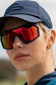 Modella con il berretto "Eye cap blue" di Face Off