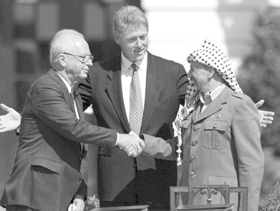 Bill Clinton abraza el apretón de manos de Yitzhak Rabin y Yasser Arafat, Washington, 13 de septiembre de 1993