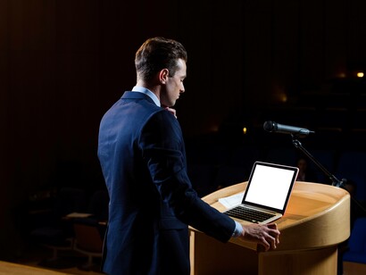 Un politico si prepara a parlare davanti al pubblico