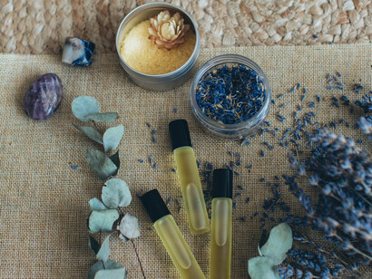 Explore a energia natural dos cristais e aromas na terapia holística. Descubra como esses elementos podem promover equilíbrio e bem-estar integral