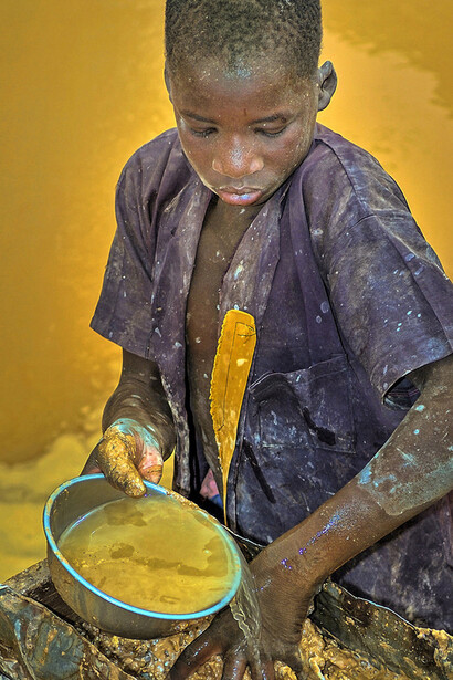 Burkina Faso – Dettaglio di un ragazzo al lavoro nella miniera d’oro a cielo aperto di Ouahigouya, foto Sergio Pessolano