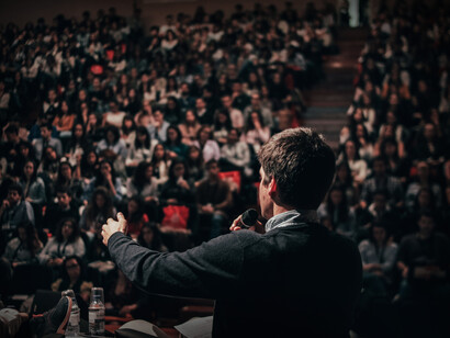 Hombre realiza un discurso frente a una multitud atenta