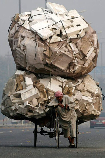 Raccoglitore di cartoni a New Delhi