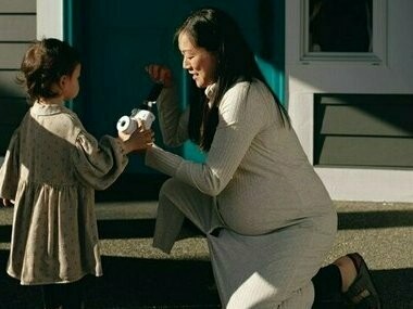 Mãe tira foto de sua bebê. Conversar com os pequenos sobre o passado, além de ser crucial para o desenvolvimento de memórias autobiográficas, também corrobora para o fortalecimento das habilidades de memória, linguagem, comunicação e regulação emocional