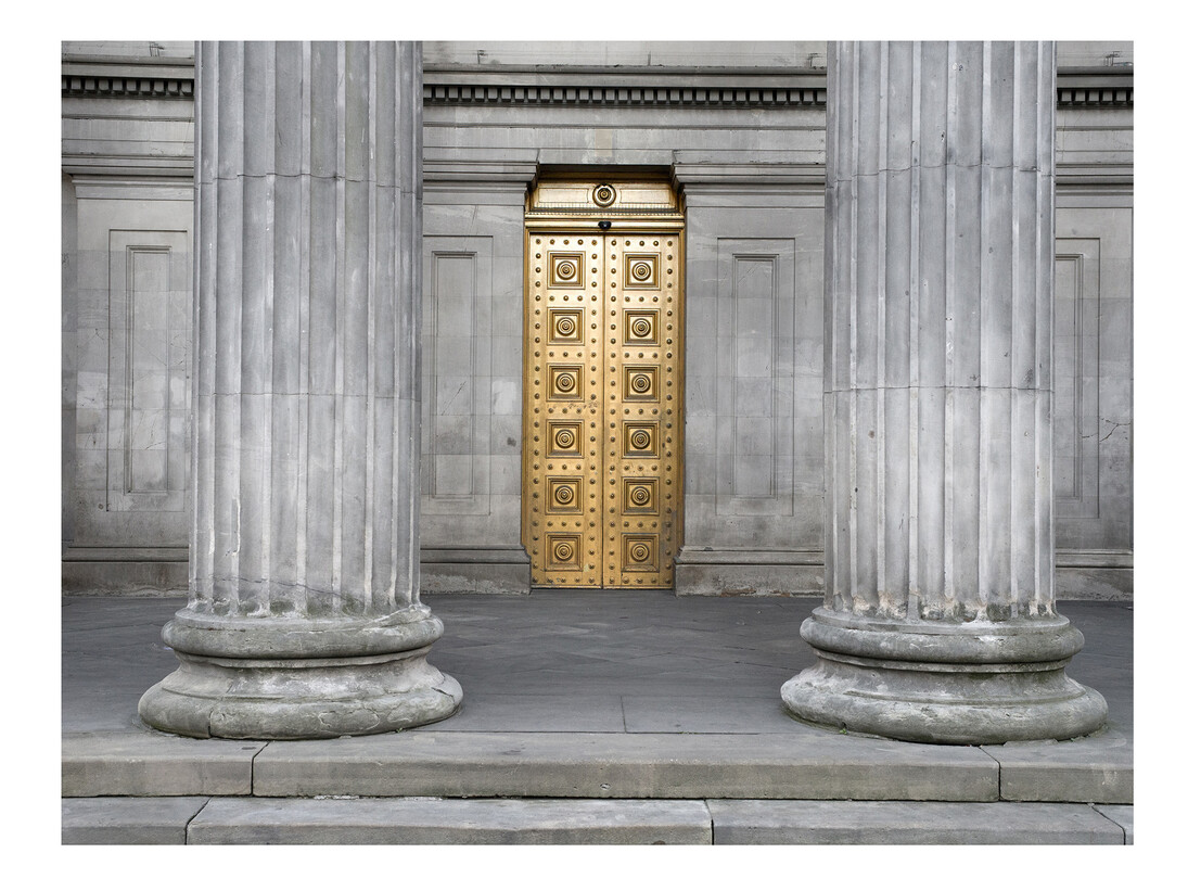 Stephen McLaren, Gold Door, 2015 from the series A Sweet Forgetting © Stephen McLaren/Document Scotland
