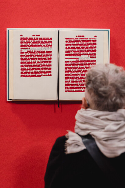 Nell'esposizione a Palazzo Malvezzi, Isgrò interviene su 29 testi giuridici, in particolare sul Codice civile e il Codice penale, cancellando parti per stimolare una riflessione sulla convivenza (foto di Valentina Cafarotti e Federico Landi)