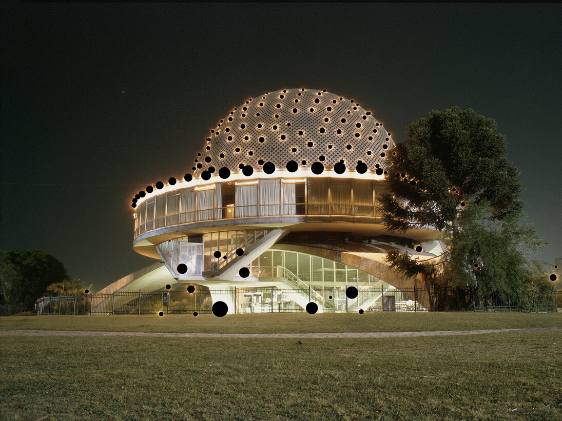 Ernesto Ballesteros, 152 sources de lumière cachées (152 fuentes de luz tapadas), 2005,
104 x 153 cm, photographie intervenue avec un marqueur indélébile noir. Courtesy de
l’artiste