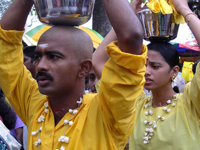 Devoti portano in offerta il 'paal kudam'