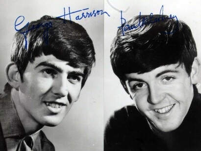 Gli autografi di George Harrison e Paul McCartney