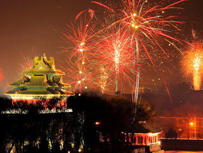 En China, el rojo ("hóng") es el color de la vida, de la sangre pulsante y del fuego solar. Actúa como un filtro que impide que las energías pesadas ("Yin") penetren en los espacios habitables