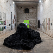 Varios artistas, Oscuridad visible: La larga sombra de la dictadura, vista de exhibición. Cortesía del Museo de Arte Moderno de Buenos Aires