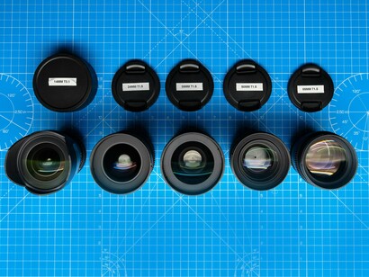 Lentes de câmeras fotográficas. O trabalho singular do fotógrafo, que inspirado pelo sentimento de guardar para si seus melhores momentos, nos apresenta retratos sensíveis e, por que não dizer, únicos