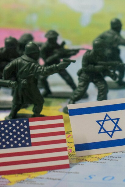 Entre mapas e exércitos em miniatura, a guerra é encenada como estratégia, mas, por trás da abstração geopolítica, opera-se a lógica da decapitação: eliminar indivíduos para reconfigurar conflitos, transformando a política em cálculo de eficácia e o mundo em tabuleiro