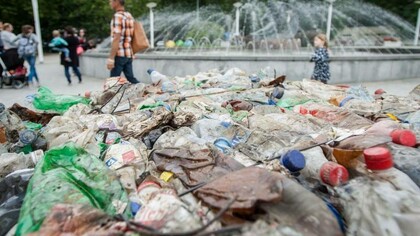 Plastic Food, installazione di land art di Potsy