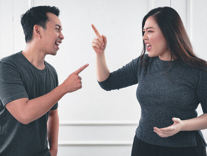 Comportamento aggressivo: colui/colei che attua questo tipo di comportamento comunicativo è propenso ad un atteggiamento fisico propenso in avanti e sguardo aggressivo