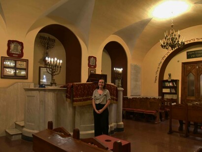 Shannon inside the Tempio Spagnolo (Spanish Synagogue)

