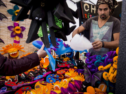 Puesto de marionetas en una feria hippie