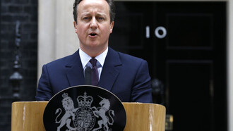 El primer ministro británico, David Cameron, ante su residencia oficial del número 10 de Dowing Street