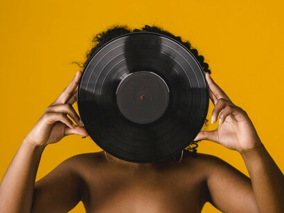 Africana posa com disco de vinil. Não se equivoque: entendo que a África é um continente imenso e que tem muitíssima riqueza de variedade cultural. Venho de um país onde temos uma variedade imensa, e não poderia esperar outra coisa de um território tão vasto e cheio de etnias. Mas o Afrobeats foi uma excelente carta de apresentação: não me encontrei em ritmos dançantes populares como o kuduro angolano. Até mesmo o maracatu pernambucano - influenciado pela música afro - me parecia algo pouco explorado pelas grandes rádios, e não chegava muito em Salvador



