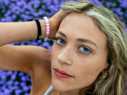 Ela entrava na sala como quem flutua. Cabelos loiros escorrendo perfeitamente até o meio das costas, olhos azuis que brilhavam mesmo sem luz direta. Não precisava falar alto pra ser notada. Havia algo nela que prendia a atenção — uma tristeza bonita, um silêncio carregado de histórias que ninguém sabia. Marina andava com o grupo de sempre, mas era fácil perceber que estava sempre um pouco distante, como se vivesse metade do tempo em outro lugar

