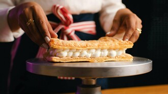 Un pâtissier prépare un dessert populaire, le mille-feuille