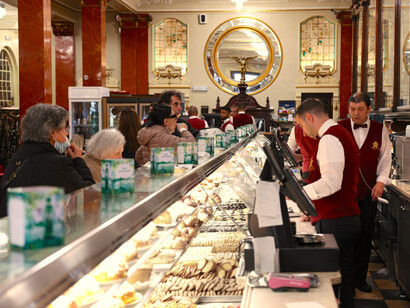 Balcão de atendimento da Pastelaria Versailles, em Lisboa, Portugal