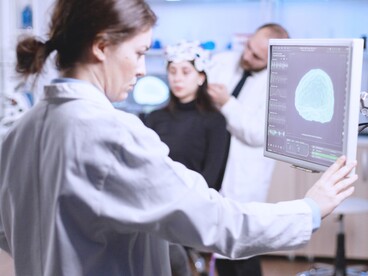 Un sistema di AI può infatti creare problemi se è difficile da interpretare, mal integrato nei processi clinici o utilizzato in modo scorretto