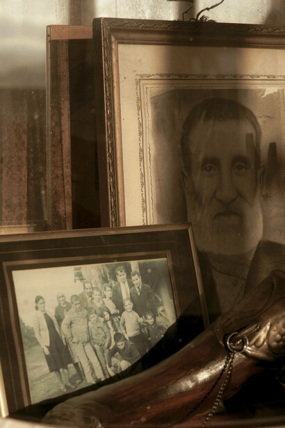 En ocasiones las tapaba un cuadro de bodegón, un retrato de la línea de sucesión de la familia propietaria de la casa o representaciones de personajes y lugares representativos de la ciudad