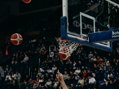 Basket. Varcate le porte del palazzetto sentì subito il calore scaldarle le guance arrossate per il freddo, gli inizi di urla di una folla