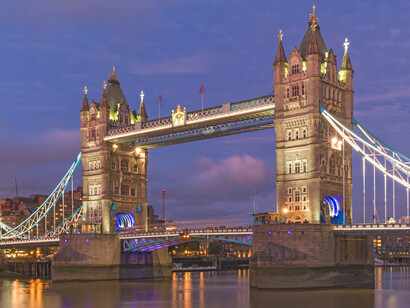 La tecnología es como una membrana por medio de la cual los humanos regulan las relaciones con el entorno. Los flujos, intercambios y recorridos, actuales y posibles El Tower Bridge en una noche cerrada, Londres, Inglaterra