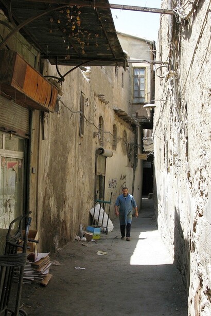 Passeggiare per la città vecchia di Damasco è come viaggiare indietro nel tempo, tra palazzi decorati, antiche porte cittadine come Bab Sharqi, e l'eterna bellezza dei cortili ombreggiati dagli alberi di agrumi
